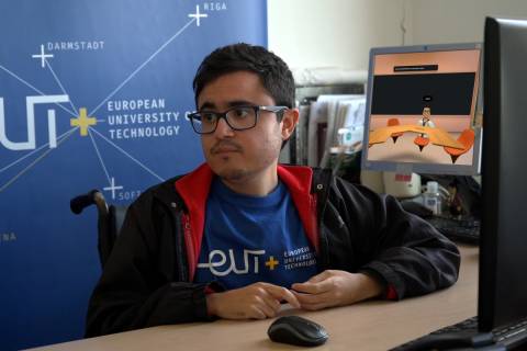 Juan Guillermo Carrasco en la UPCT. En una de las pantallas de ordenador, su avatar en el metaverso.